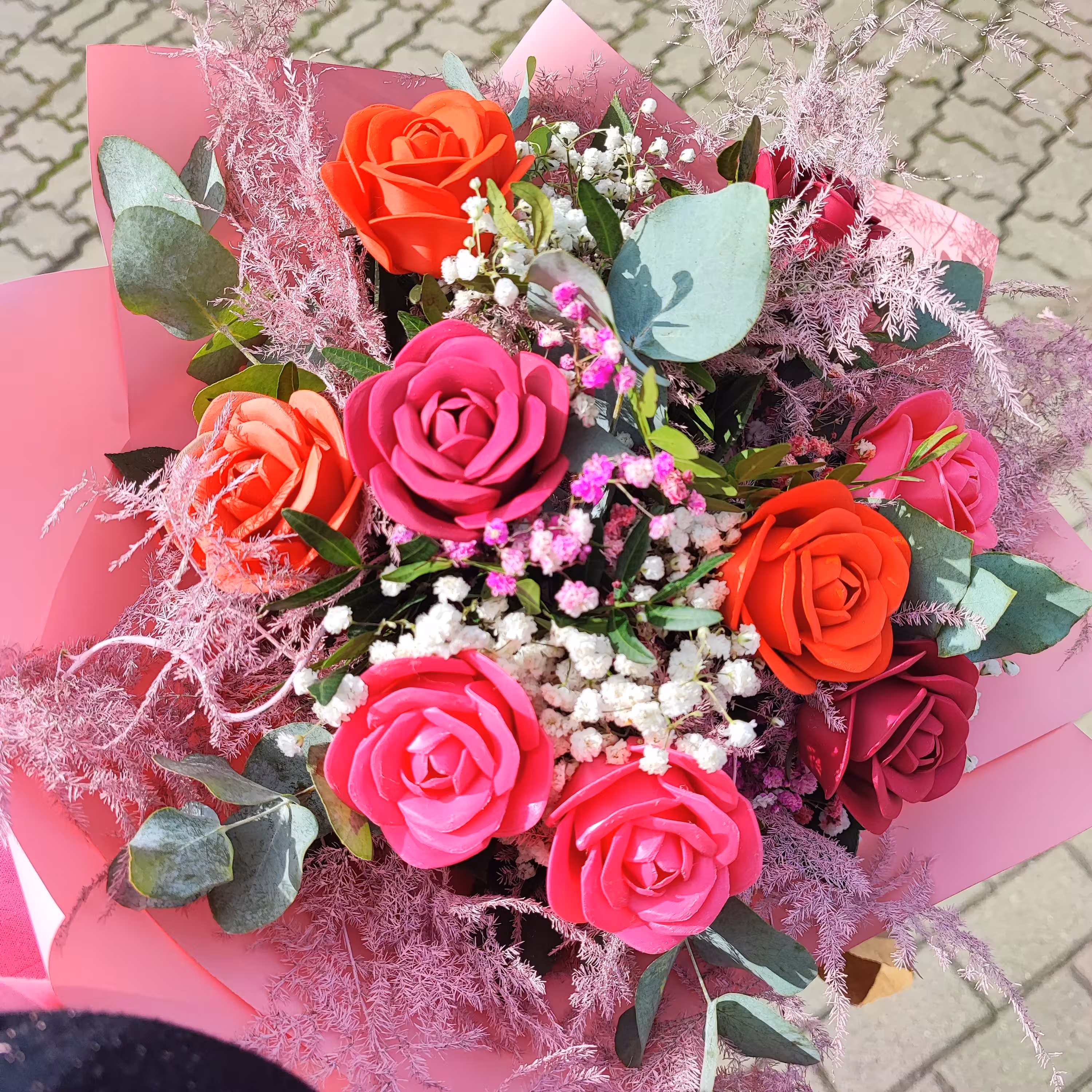 Bukiet kolorowych róż z gipsówkami